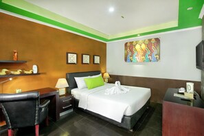 Desk, rollaway beds (surcharge), WiFi (free) - Hardys Hotel Negara (Negara)