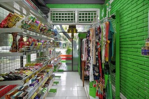 Gift shop - Hardys Hotel Negara (Negara)