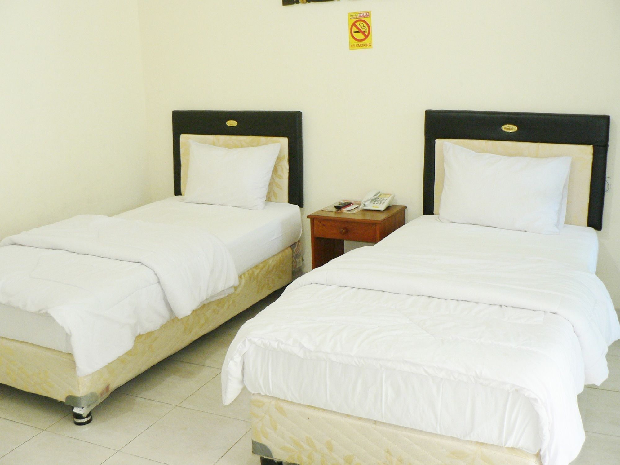 Desk, rollaway beds, free WiFi