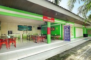 Outdoor dining - Hardys Hotel Negara (Negara)