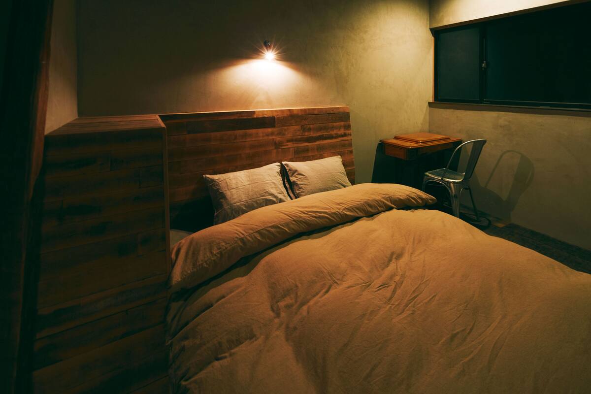 Queen Size Bed Room | Down duvets, free WiFi, bed sheets