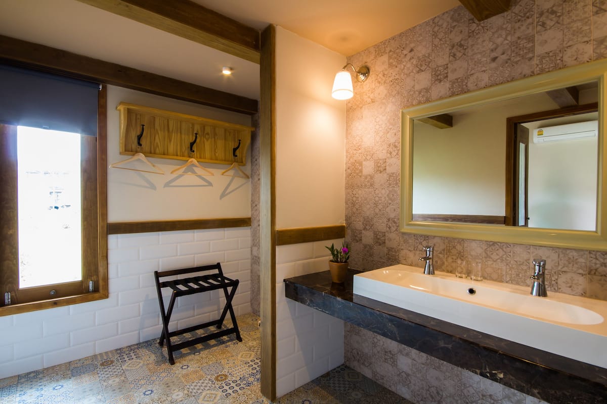 shower, free toiletries, hair dryer, slippers