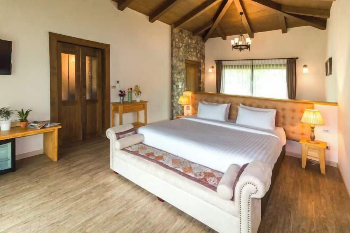 Free minibar, in-room safe, blackout drapes, free WiFi