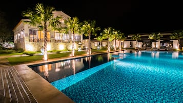 Piscine extérieure, parasols de plage, chaises longues