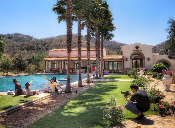 Vista frontal de la propiedad