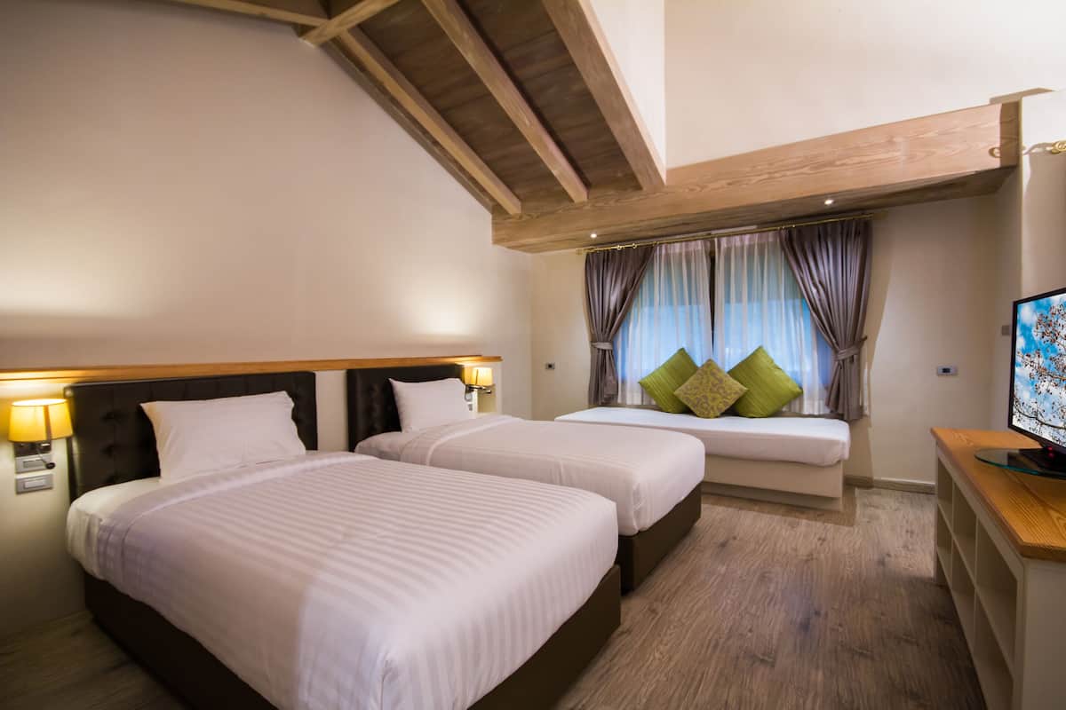 deluxe twin room | free minibar, in-room safe, blackout curtains, free wifi