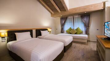 Deluxe Twin Room | Free minibar, in-room safe, blackout curtains, free WiFi