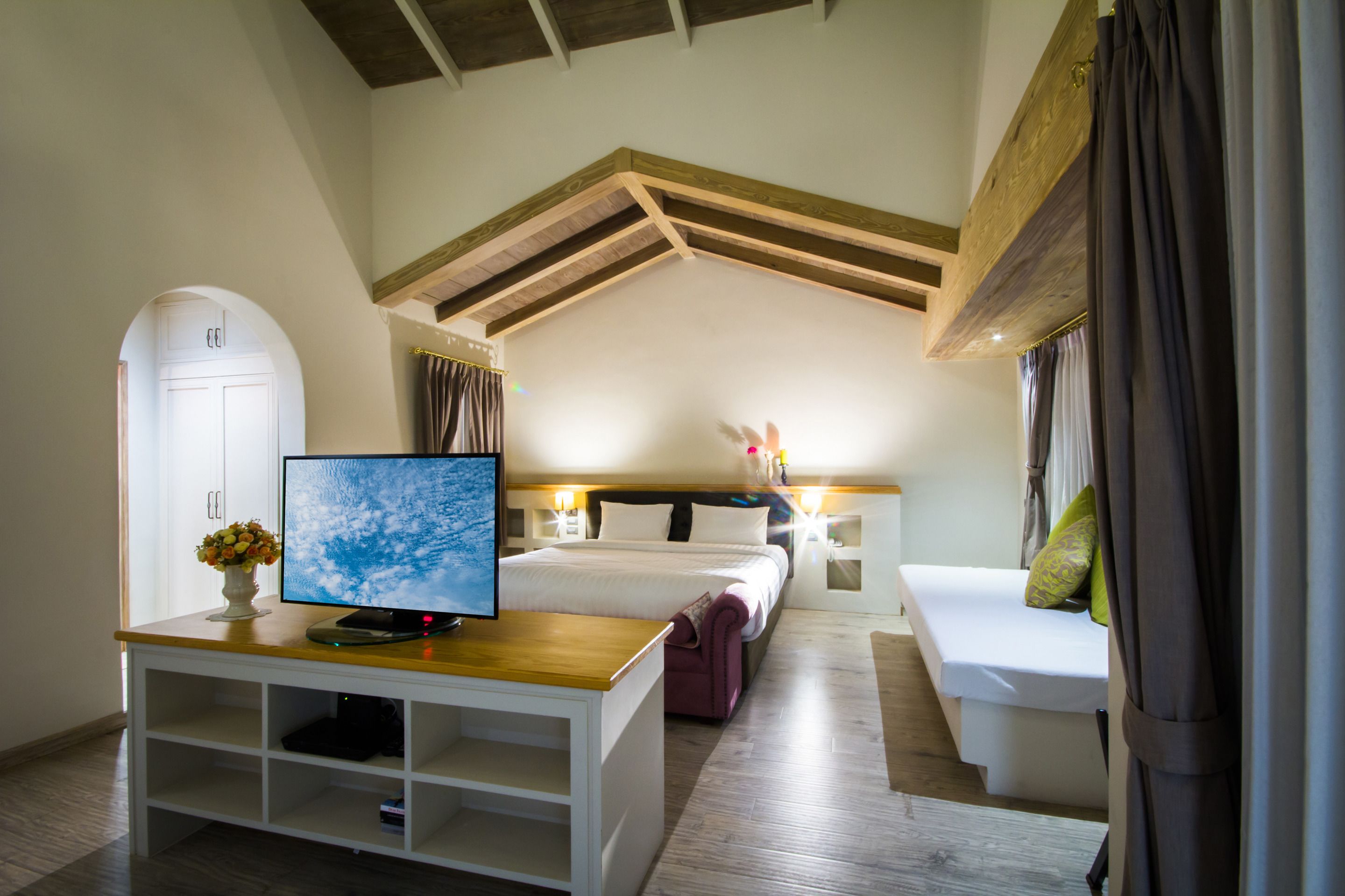 Deluxe Double Room | มินิบาร์ฟรี, ตู้นิรภัยในห้องพัก, ผ้าม่านกันแสง, Wi-Fi ฟรี