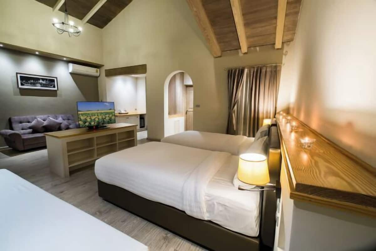 Free minibar, in-room safe, blackout drapes, free WiFi
