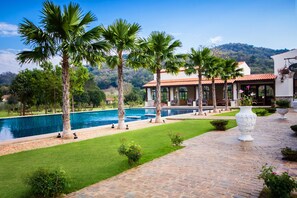 สระว่ายน้ำกลางแจ้ง, ร่มริมสระว่ายน้ำ, เก้าอี้อาบแดดริมสระ