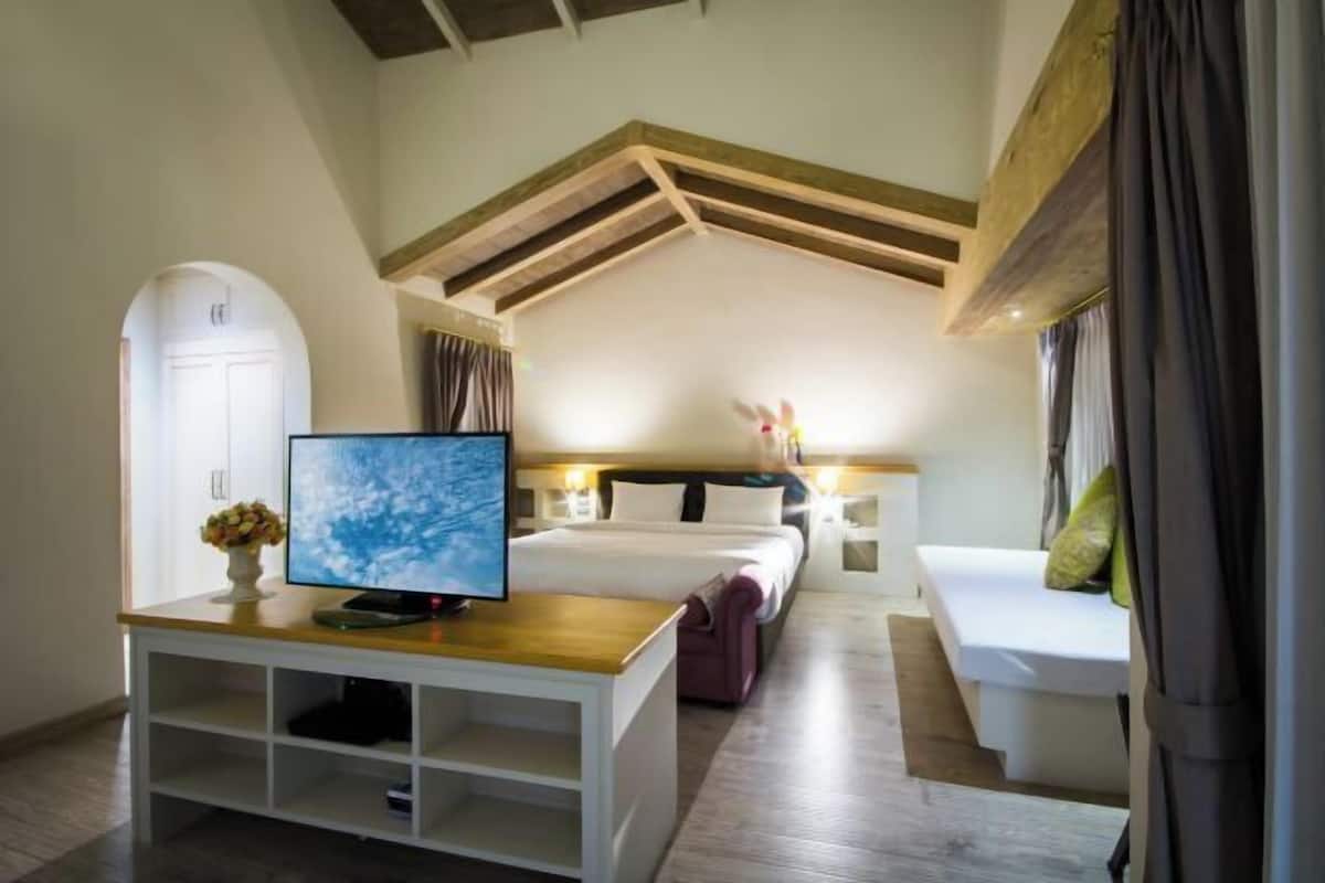 Free minibar, in-room safe, blackout drapes, free WiFi