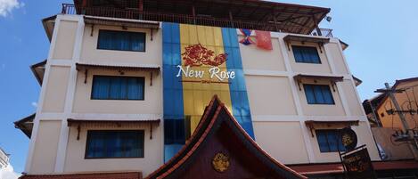 Vista frontal de la propiedad