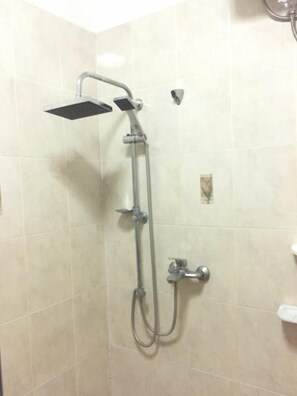 Estúdio | Comodidades do banheiro | Chuveiro, chuveiro com efeito de chuva, produtos de toalete grátis 