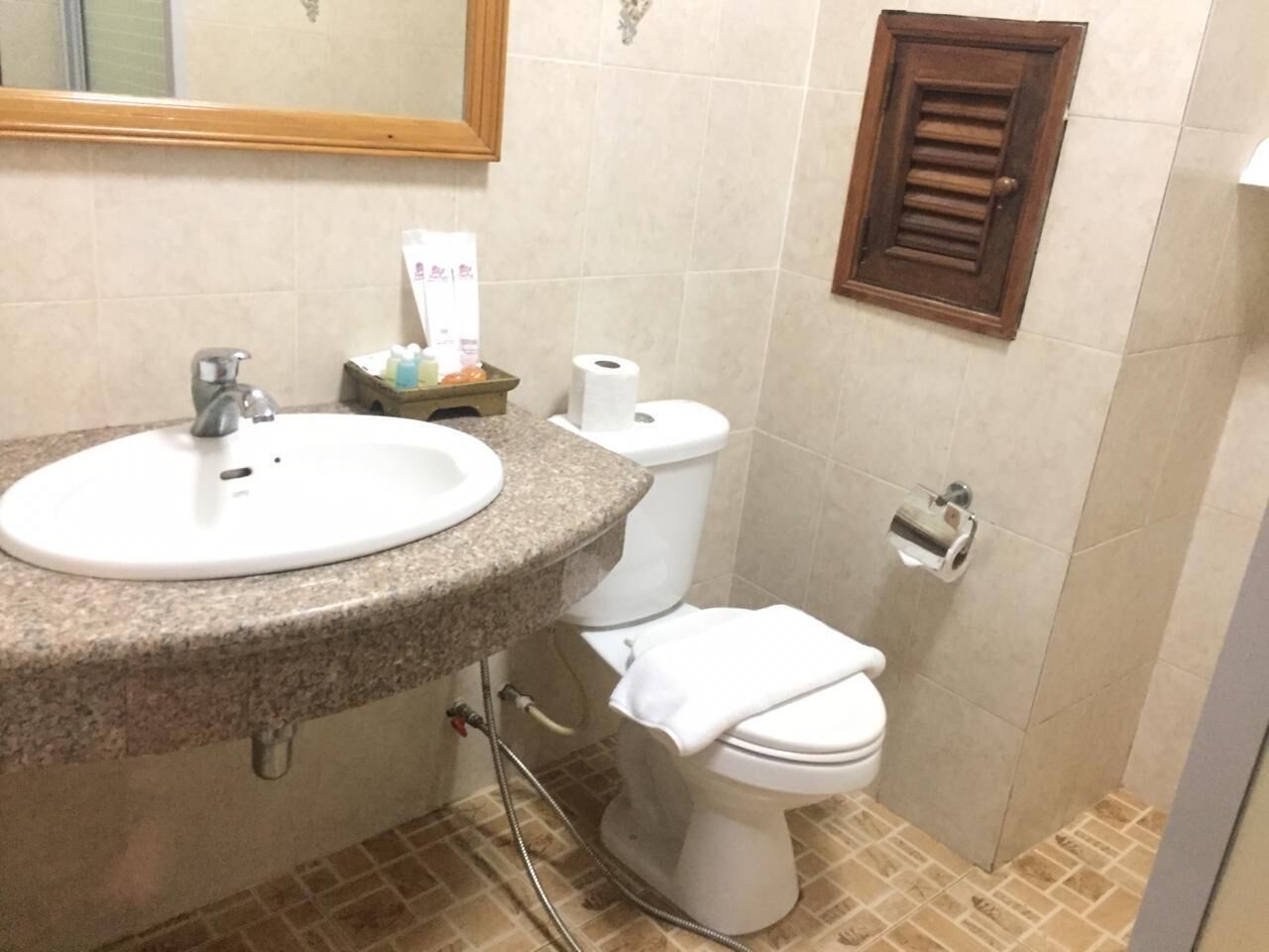 triple room | bathroom amenities | shower, rainfall showerhead, free toiletries, hair dryer