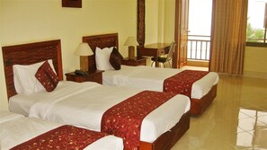 Quarto triplo | Frigobar, cofres nos quartos, escrivaninha, Wi-Fi de cortesia