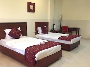 Deluxe Twin Room, 2 Single Beds | Minibar, in-room safe, desk, free WiFi - New Rose Boutique Hotel (Vientiane)