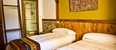 Dobbeltrom – standard | Individuelt dekorert, individuelt innredet og skrivebord