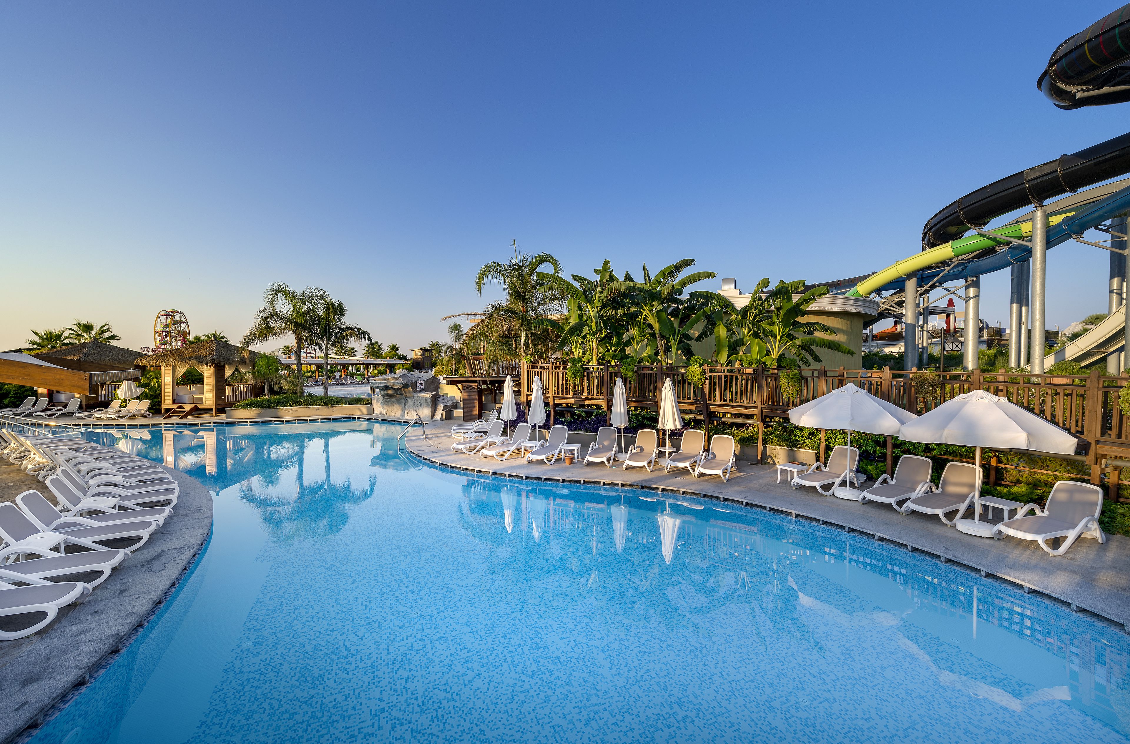 Innenpool, 6 Außenpools, Liegestühle, Rettungsschwimmer vor Ort