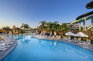 Una piscina techada, 6 piscinas al aire libre