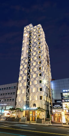 住宿正面 - 傍晚/夜晚