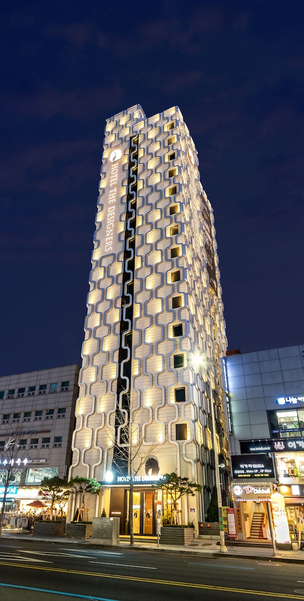 Front of property - evening/night