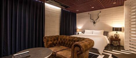 Ropa de cama de alta calidad y minibar con artículos gratuitos