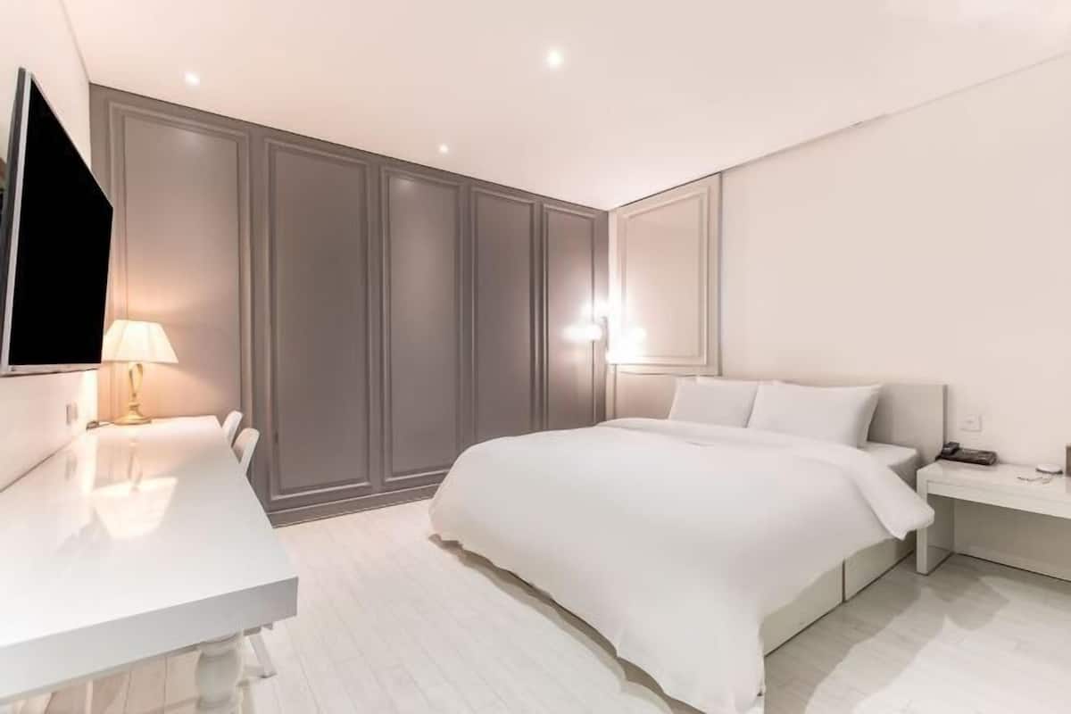 Premium bedding, free minibar, individually decorated