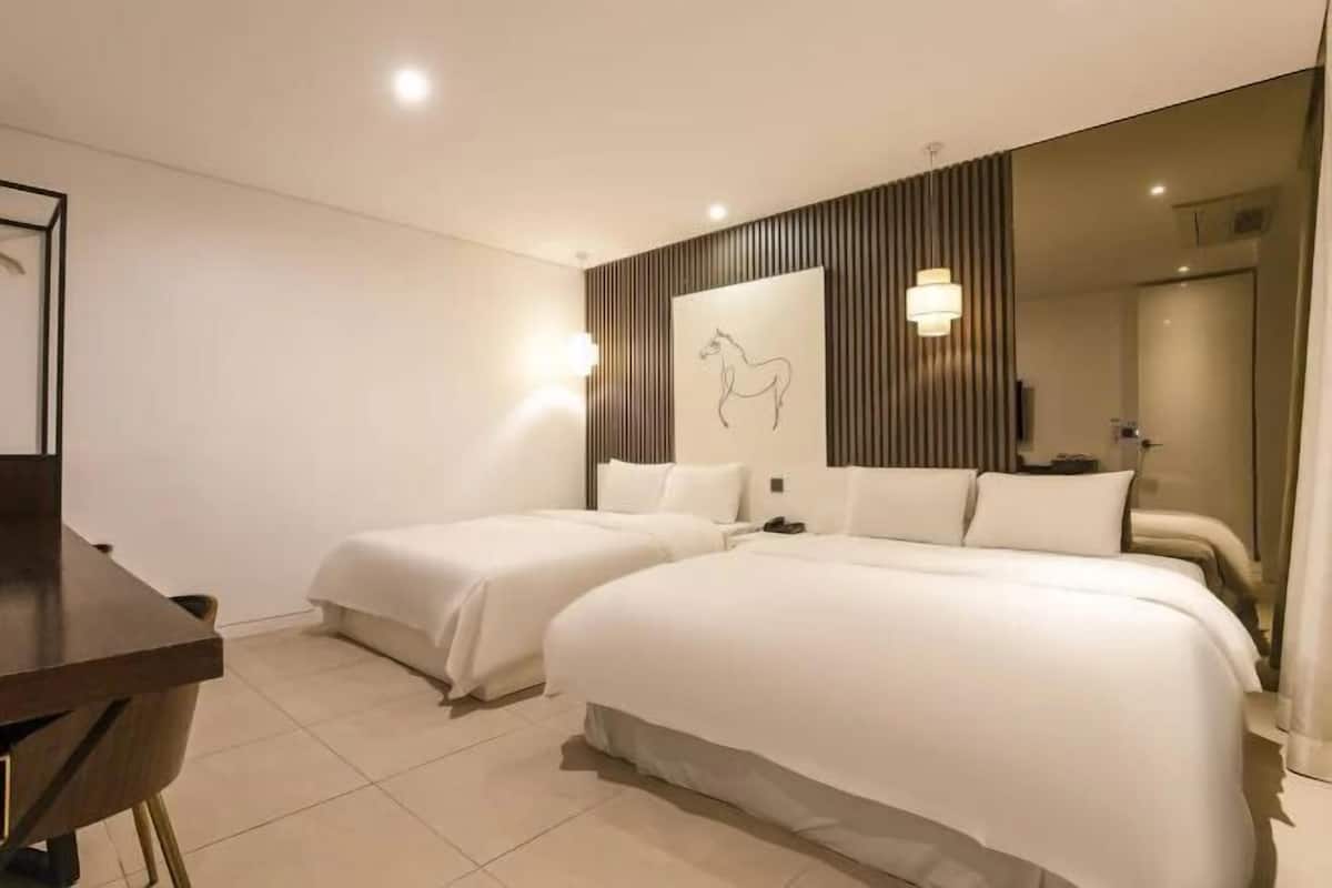 Premium bedding, free minibar, individually decorated