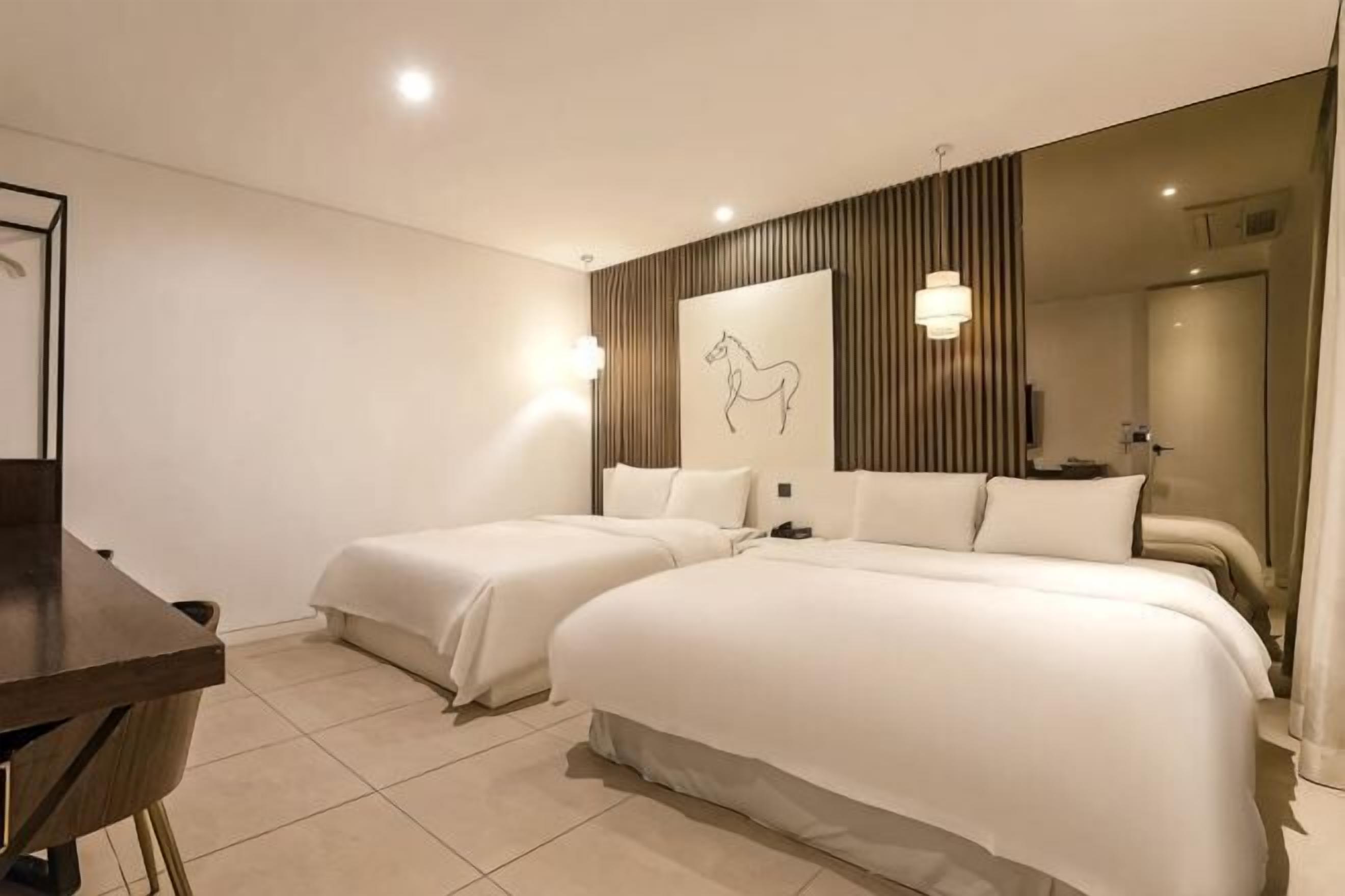 Premium bedding, free minibar, individually decorated
