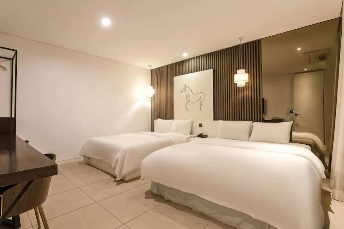 Premium bedding, free minibar, individually decorated