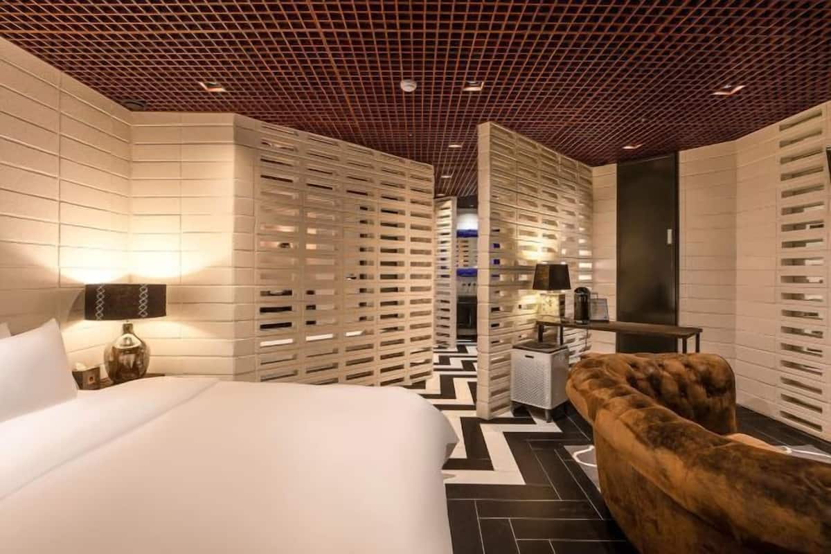 Premium bedding, free minibar, individually decorated