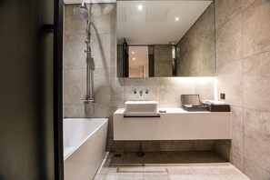 Combined shower/tub, rainfall showerhead, free toiletries, hair dryer - Hotel the Designers Cheongnyangni (Seoul)