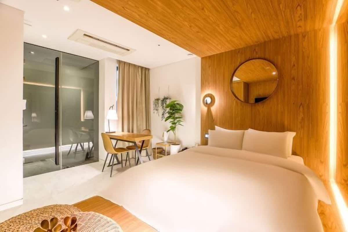 Premium bedding, free minibar, individually decorated