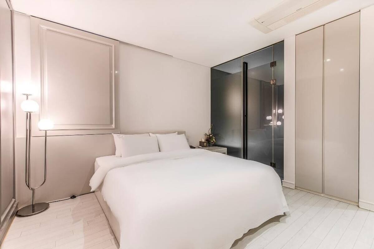 Premium bedding, free minibar, desk, laptop workspace