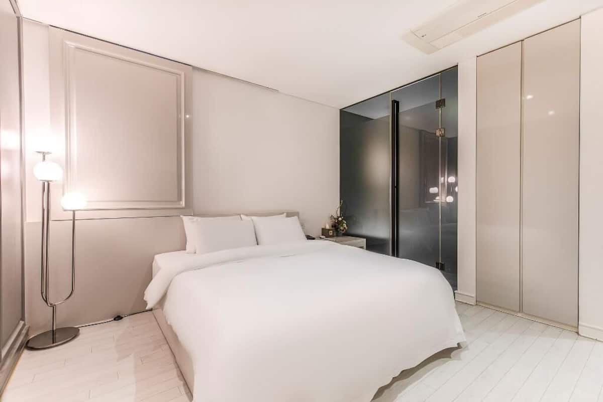 Ropa de cama de alta calidad, artículos del minibar gratis y escritorio