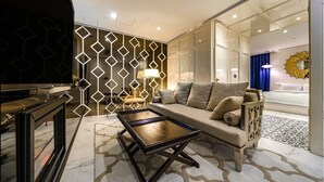 Una sala de estar moderna con sofá, mesa de centro y paneles decorativos en la pared.