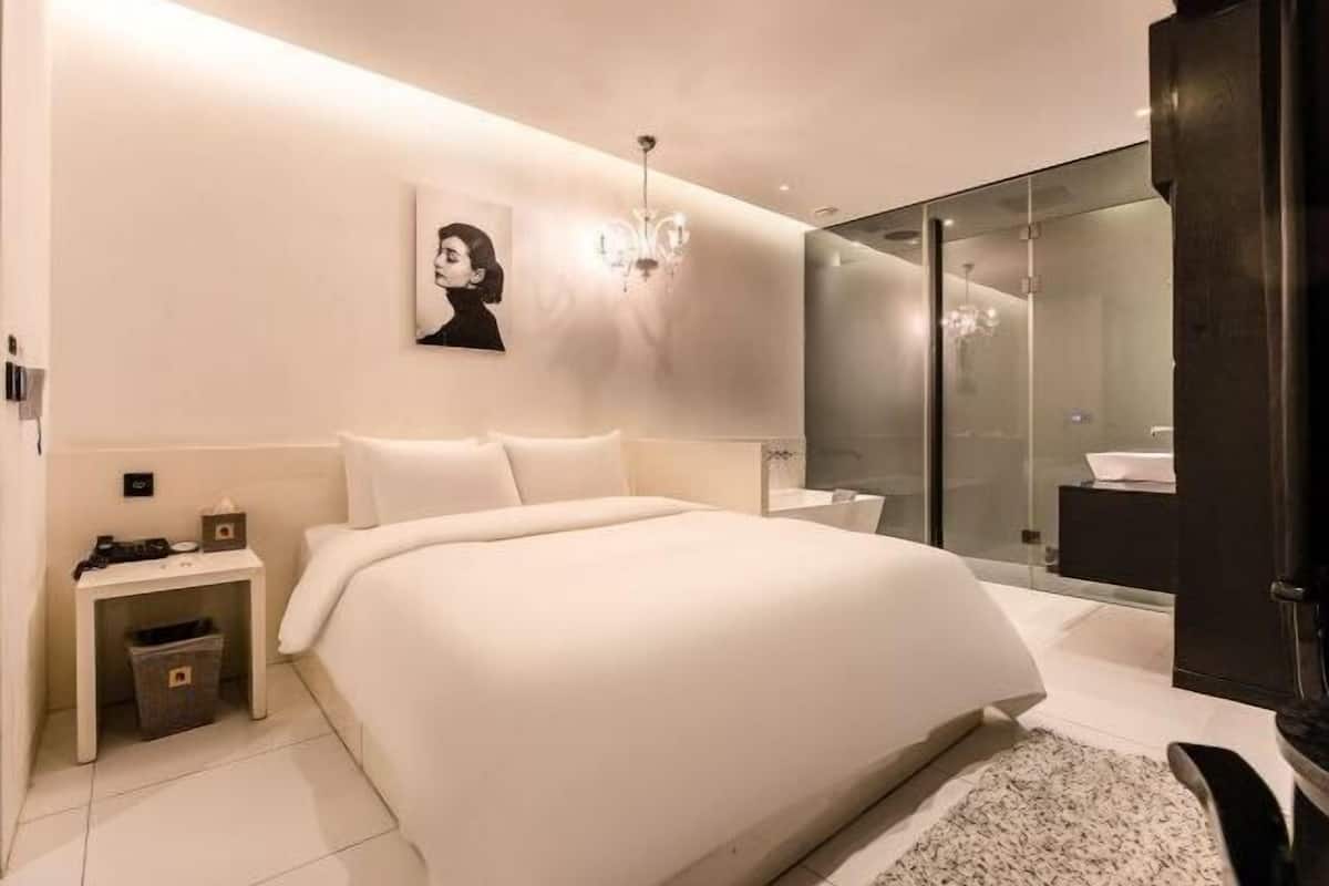 Premium bedding, free minibar, individually decorated