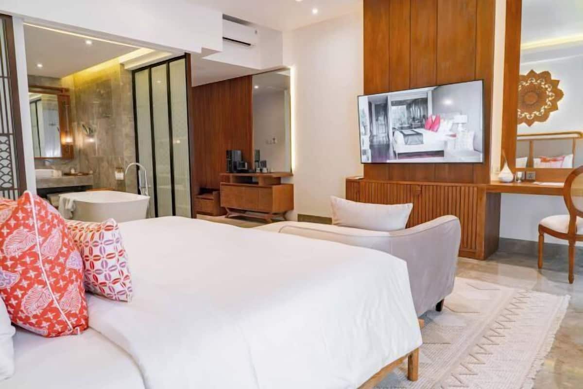 1 bedroom, premium bedding, minibar, in-room safe