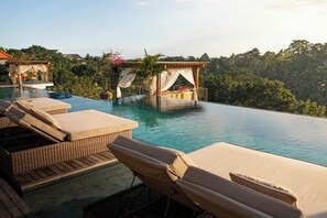 2 hồ bơi ngoài trời, mở cửa từ 7:00 đến 19:00, lều (phụ phí) 