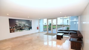 Living area - Canary Wharf Budget Apartments (London)