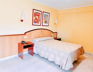 Frigobar, cofres nos quartos, escrivaninha, berços grátis