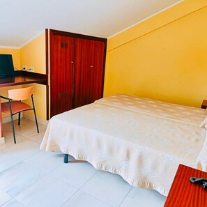 Minibar, in-room safe, desk, free cribs/infant beds - Hotel Alameda (Villaviciosa)
