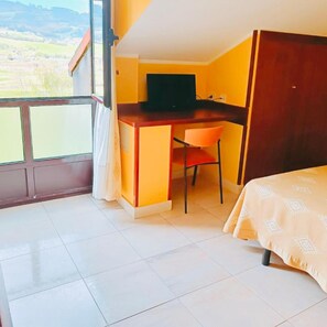 Minibar, caja de seguridad en la habitación y escritorio 