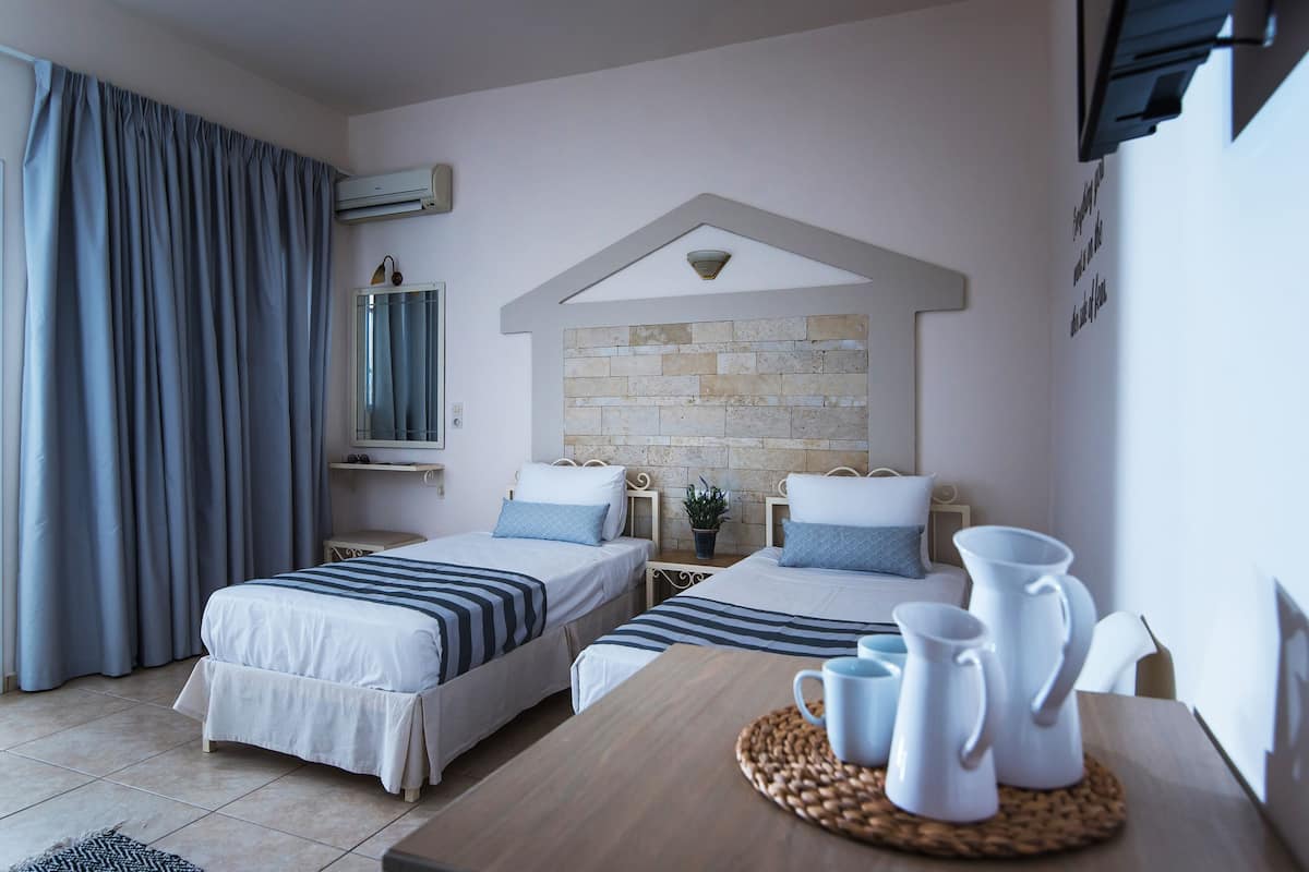 Superior Double Studio with Pool View | Private kitchenette | Mini-fridge, oven, stovetop, electric kettle