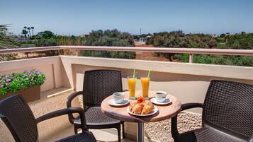 Standard Triple Studio with Garden View | Utsikt frÄn rummet