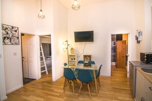 都會公寓, 2 間臥室 | 客廳 | 平面電視