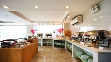 Bữa sáng buffet hàng ngày (145000 VND/mỗi người)