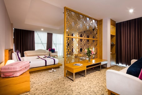 1 quarto, frigobar, cofres nos quartos, escrivaninha