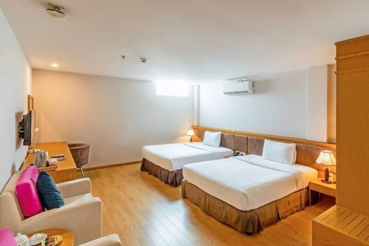 Deluxe Twin Room | 1 bedroom, minibar, in-room safe, desk