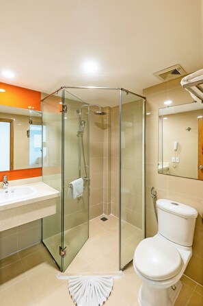 Kostenlose Toilettenartikel, Haartrockner, Hausschuhe, Handtücher